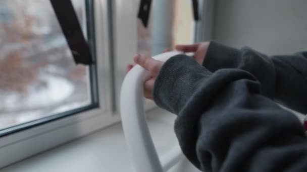 Close Mãos Femininas Medindo Fita Espuma Para Janelas Vedação Interior — Vídeo de Stock