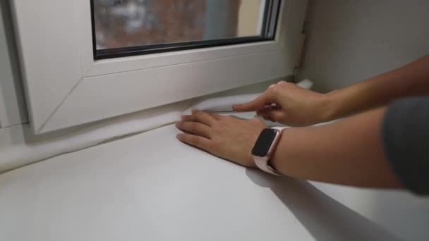 Close Mãos Femininas Janela Vedação Com Fita Espuma Interior — Vídeo de Stock