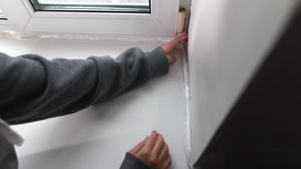 Nahaufnahme Weiblicher Hände Die Fenster Mit Schaumstoffband Verschließen — Stockvideo