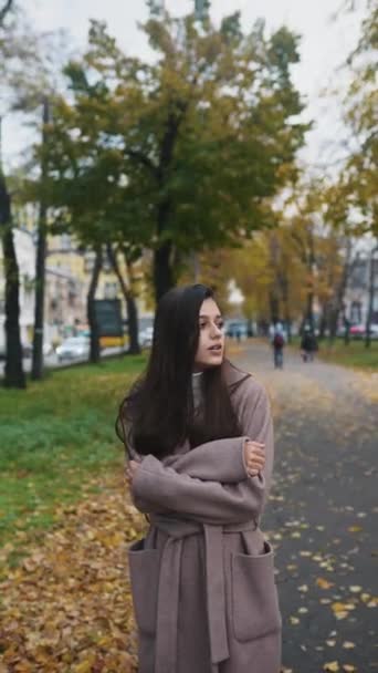 Молодая Женщина Осеннем Пальто Пытается Согреться Улице — стоковое видео