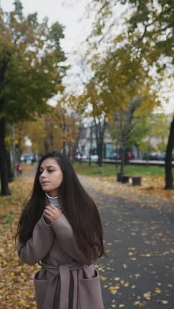 Egy Fiatal Őszi Kabátban Próbálja Melegen Tartani Magát Utcán — Stock videók