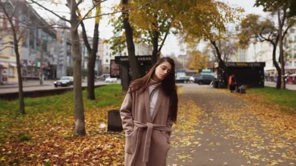 Egy Fiatal Őszi Kabátban Sétál Egy Sikátorban Városban — Stock videók