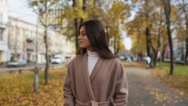 Eine Junge Frau Herbstmantel Geht Durch Eine Gasse Der Stadt — Stockvideo