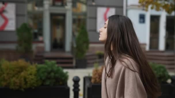 Sonbahar Montu Giymiş Genç Bir Kadın Şehirde Dolaşıyor — Stok video