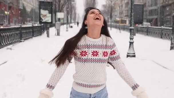 Szczęśliwa Dziewczyna Wełnianym Swetrze Ciesząca Się Zimowymi Chwilami Odkryty Śmiech — Wideo stockowe