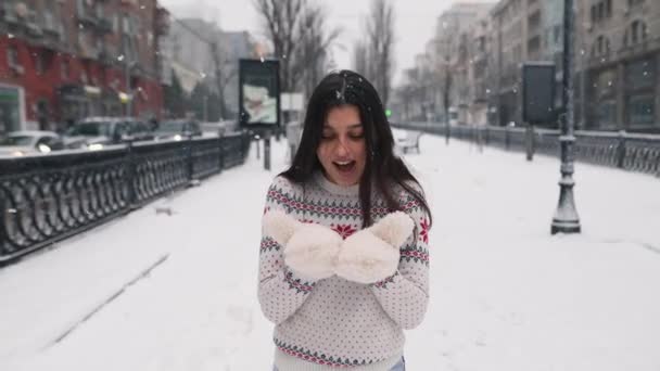 Cute Młoda Kobieta Zewnątrz Korzystających Śniegu Parku Miejskim — Wideo stockowe