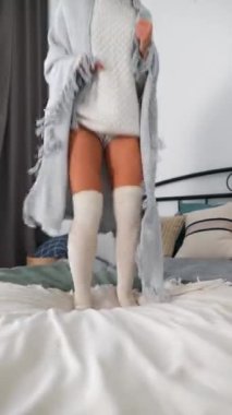 Çekici bir kadın sabah yatağa atlıyor, gündelik tarzda.