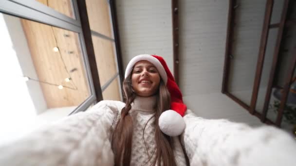 Jovem Mulher Feliz Com Chapéus Natal Fechar Caixa Papelão Pov — Vídeo de Stock