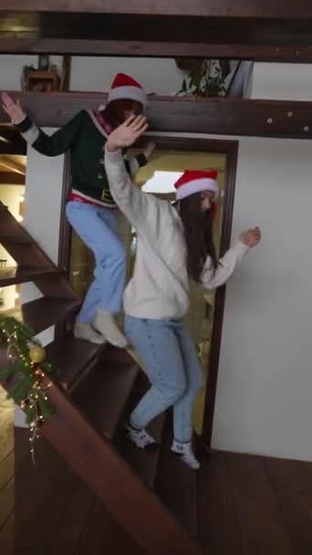 Zwei Junge Frauen Laufen Zum Weihnachtsbaum Und Freuen Sich Über — Stockvideo