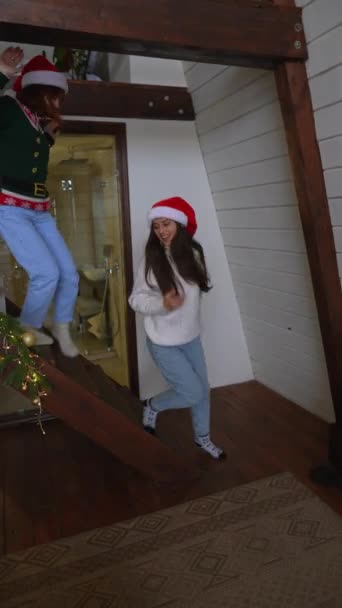 Twee Jonge Vrouwen Rennen Naar Kerstboom Verheugen Zich Geschenken Thuis — Stockvideo