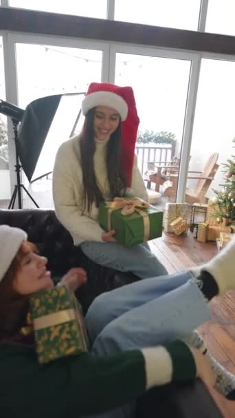 Zwei Frauen Auf Der Couch Mit Geschenken Silvester — Stockvideo