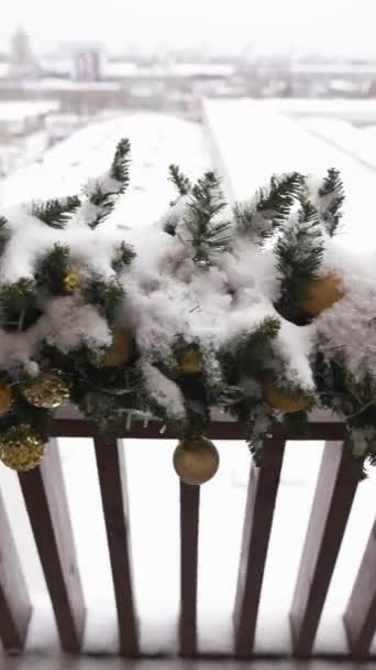 Vánoční Koule Připevněné Dřevěnému Zábradlí Mají Zelené Větve Jsou Pokryty — Stock video