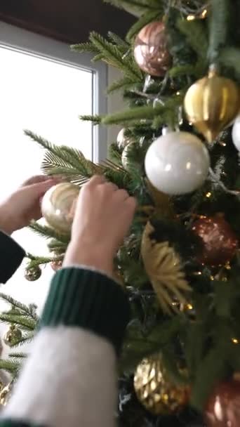 Las Manos Femeninas Decoran Árbol Navidad Con Una Bola Navidad — Vídeo de stock