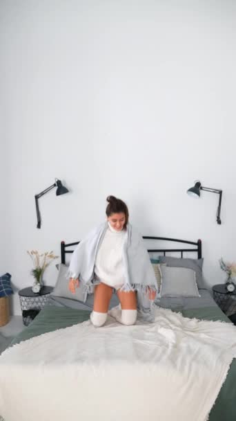 Приваблива Жінка Стрибає Ліжку Вранці Випадковий Стиль — стокове відео