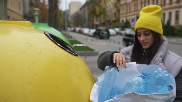 妇女向户外的回收站扔垃圾 — 图库视频影像