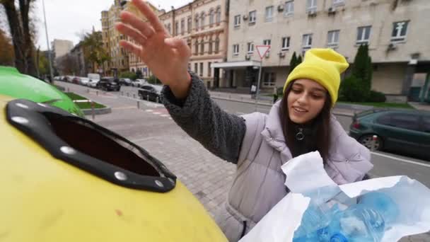 Mujer Arrojando Basura Punto Reciclaje Aire Libre — Vídeos de Stock