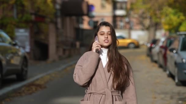 Aantrekkelijke Jonge Vrouw Wandelen Herfst Straat Praten Met Behulp Van — Stockvideo