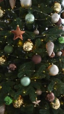 Farklı oyuncaklarla süslenmiş bir Noel ağacının yakın çekimi. Yeni yıl konsepti.