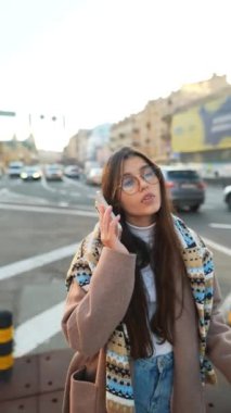 Neşeli güzel kadın açık havada yürüyüş ve cep telefonu ile konuşurken.