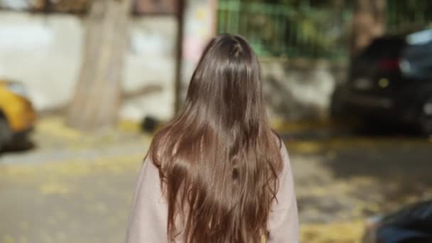 Fiatal Gyönyörű Kabátban Sétál Végig Őszi Város Utcáin — Stock videók