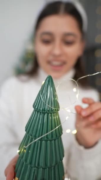 Een Vrouw Houdt Een Kleine Speelgoed Kerstboom Versiert Het Met — Stockvideo