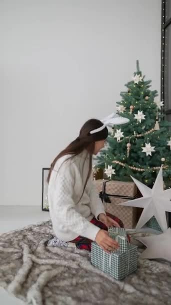 Frau Bereitet Sich Auf Weihnachten Und Das Neue Jahr Vor — Stockvideo