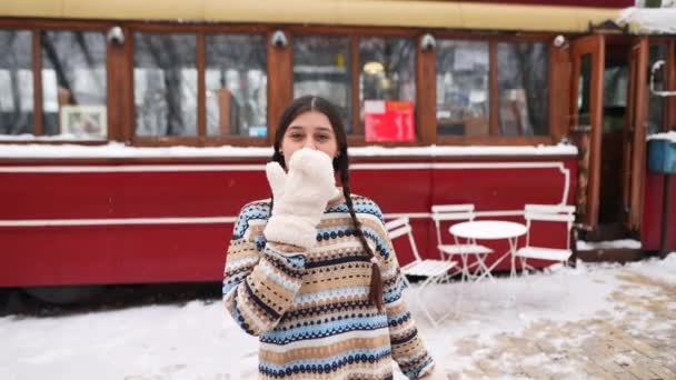 Молодая Счастливая Женщина Крутится Снежной Улице Города Зимняя Мода Рождественские — стоковое видео