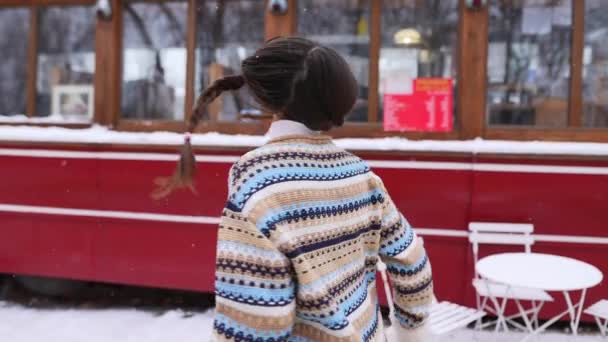 Eine Junge Glückliche Frau Dreht Sich Auf Einer Verschneiten Stadtstraße — Stockvideo