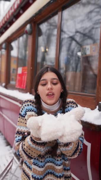 Χαριτωμένη Νεαρή Γυναίκα Εξωτερικούς Χώρους Απολαμβάνοντας Χιόνι Ένα Πάρκο Της — Αρχείο Βίντεο