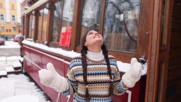 Женщина Бросает Снег Воздух Время Зимних Каникул Улице — стоковое видео