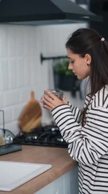 Genç bayan modern mutfakta meşgul, çekici kız akşam yemeği ya da parti için yemek hazırlıyor, boş zamanların tadını çıkarıyor.