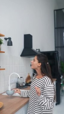 Genç bayan modern mutfakta meşgul, çekici kız akşam yemeği ya da parti için yemek hazırlıyor, boş zamanların tadını çıkarıyor.