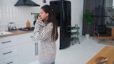 Genç bayan modern mutfakta meşgul, çekici kız akşam yemeği ya da parti için yemek hazırlıyor, boş zamanların tadını çıkarıyor.