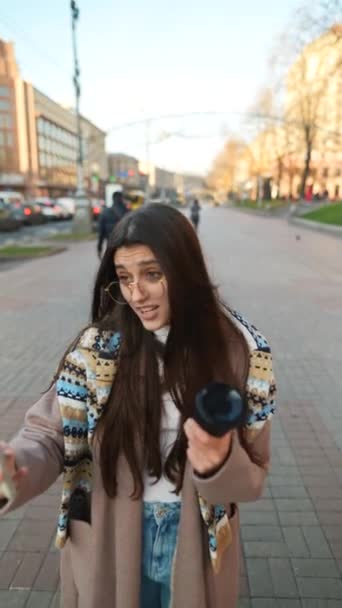 밖에서 비디오 통화를 여성이 웃으며 행복해 여행가가 셀카나 인터넷 블로그 — 비디오