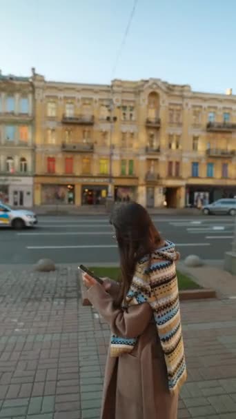 Gelukkige Mooie Vrouw Wandelen Schrijven Sms Berichten Lezen Stad Straat — Stockvideo