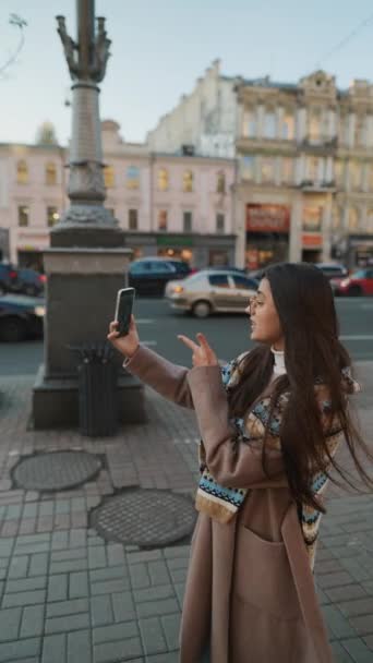 Boldog Mosolygós Fiatal Aki Videóhívást Kezdeményez Városban Stílusos Női Utazó — Stock videók