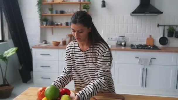 Genç Bayan Modern Mutfakta Meşgul Çekici Kız Akşam Yemeği Parti — Stok video