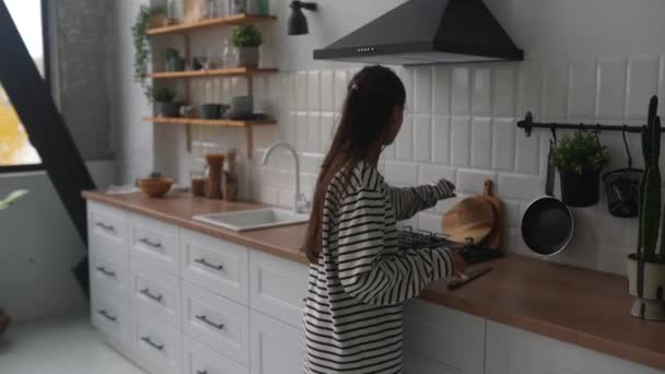 Jovem Ocupada Cozinha Moderna Menina Atraente Preparando Comida Para Jantar — Vídeo de Stock