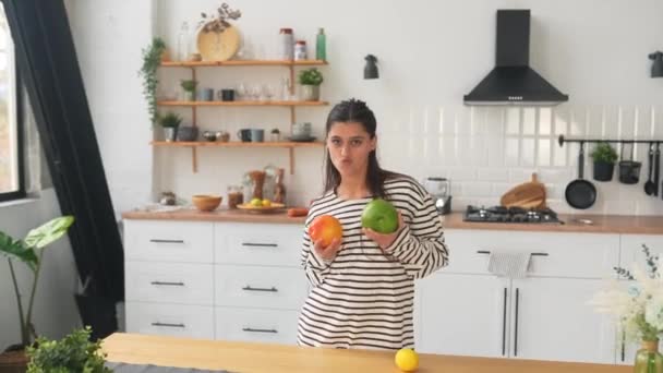 Mutfakta Yemek Pişirirken Mutfakta Eğlenen Neşeli Genç Bir Kadın — Stok video