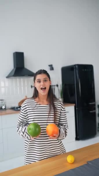 快乐的年轻女人在厨房里鬼混 一边在厨房里做饭一边玩乐 — 图库视频影像