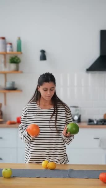 Radosna Młoda Kobieta Zabawia Się Kuchni Gotując Wnętrzu Kuchni — Wideo stockowe