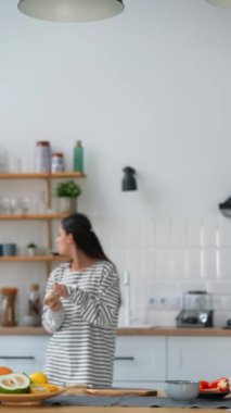 Genç bayan modern mutfakta meşgul, çekici kız akşam yemeği ya da parti için yemek hazırlıyor, boş zamanların tadını çıkarıyor.