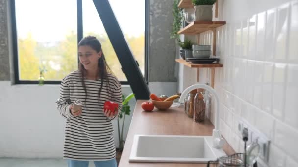 Genç Bayan Modern Mutfakta Meşgul Çekici Kız Akşam Yemeği Parti — Stok video