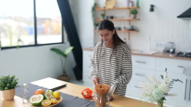 Mutfakta Dolmalık Biber Kesen Kadın Yakın Plan — Stok video