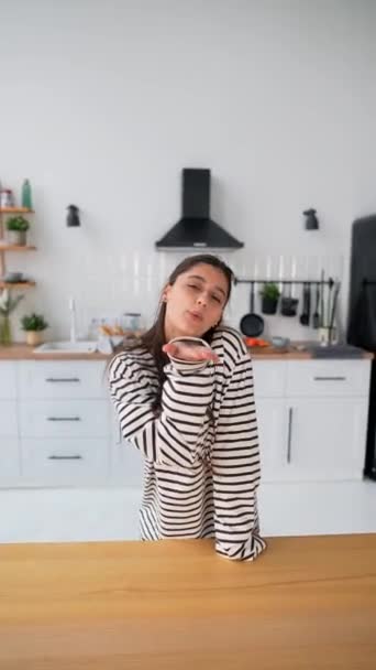 Ung Kvinna Upptagen Modernt Kök Attraktiv Flicka Laga Mat För — Stockvideo