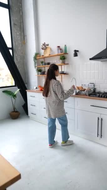 Jeune Femme Occupée Dans Cuisine Moderne Fille Attrayante Préparant Nourriture — Video