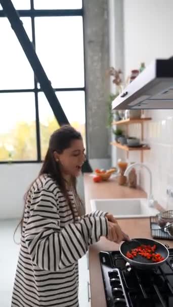 在现代化厨房里忙碌的年轻女性 为晚餐或派对准备食物的迷人女孩 享受闲暇时光 — 图库视频影像