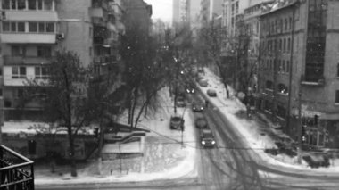 Kar yağışı sırasında karlı bir şehir caddesi manzarası. Soğuk karlı kış havası.