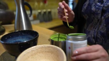Japon matcha latte 'si yapmak, çay bambu çırpıcısıyla çırpılır, geleneksel kibrit çöpü..