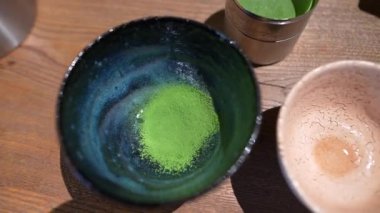 Japon matcha latte 'si yapmak, çay bambu çırpıcısıyla çırpılır, geleneksel kibrit çöpü..